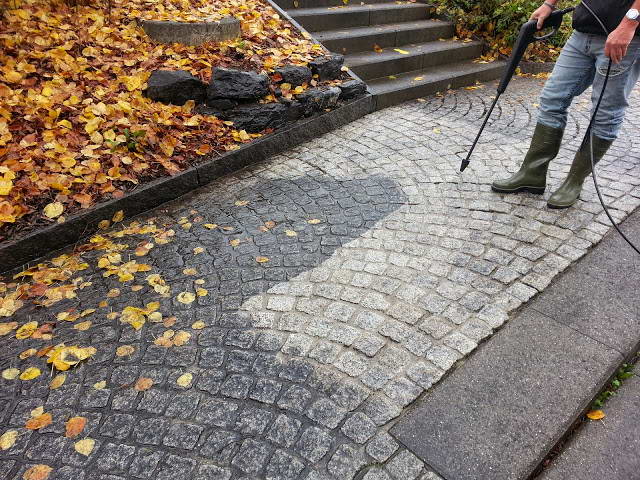 effektive Hochdruck-Reinigung eines gepflasterten Zugangsweges